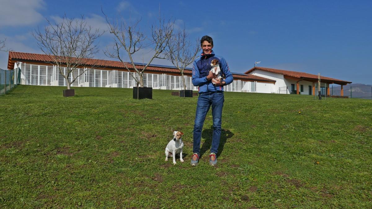 Javier Senar en el exterior de Mendixurbe, un hotel canino de cinco estrellas en Altsasu.