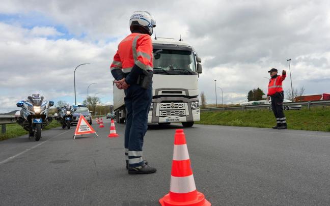 Una patrulla de agentes de la Ertzaintza en una imagen de archivo