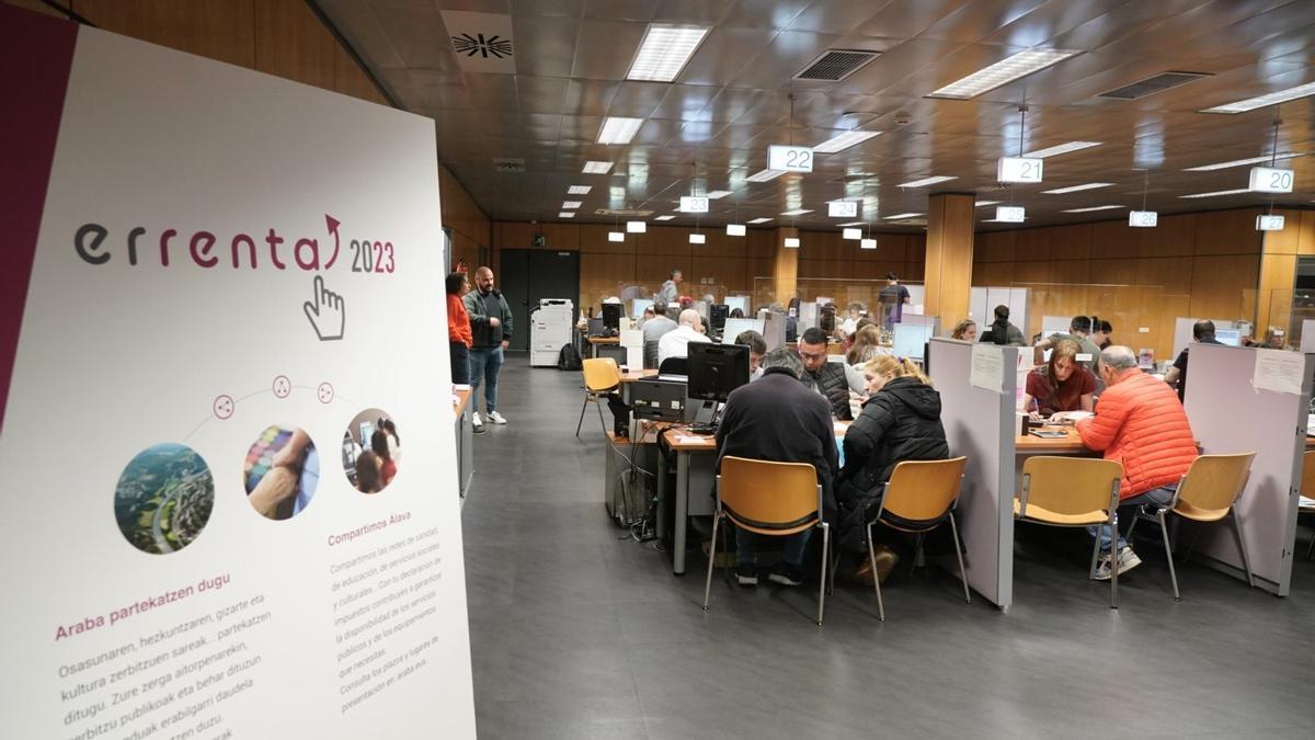 Primera jornada de presentación de declaraciones en las oficinas de Hacienda en Gasteiz. Foto: Alex Larretxi