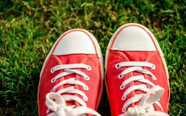 Un par de cómodas y juveniles converse en color rojo. Un par de cómodas y juveniles converse en color rojo.