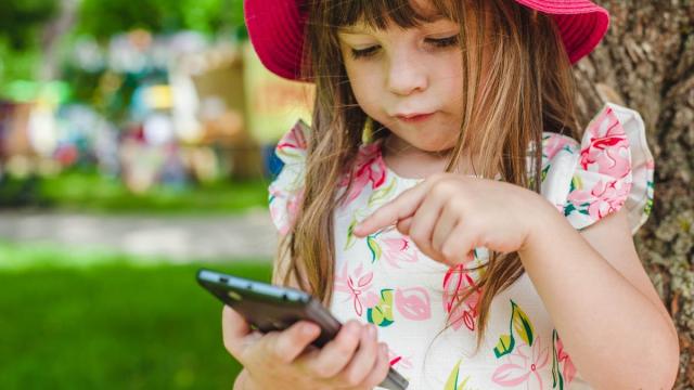 Niña utilizando un móvil.