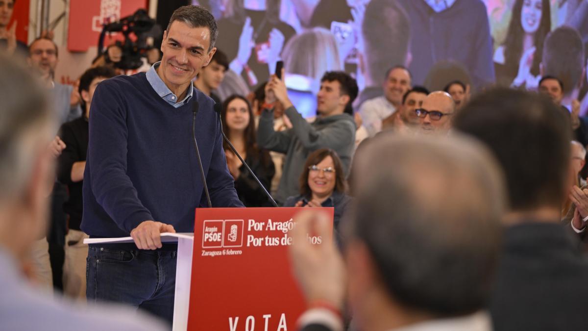 El secretario general del PSOE y presidente del Gobierno, Pedro Sánchez, interviene en el acto de cierre de campaña