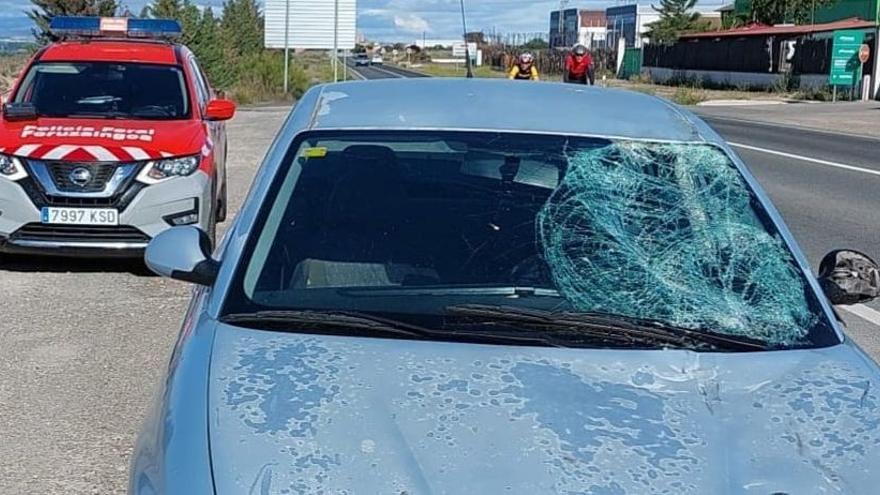 Daños en la luna delantera del turismo que conducía el autor del triple atropello de Cadreita.