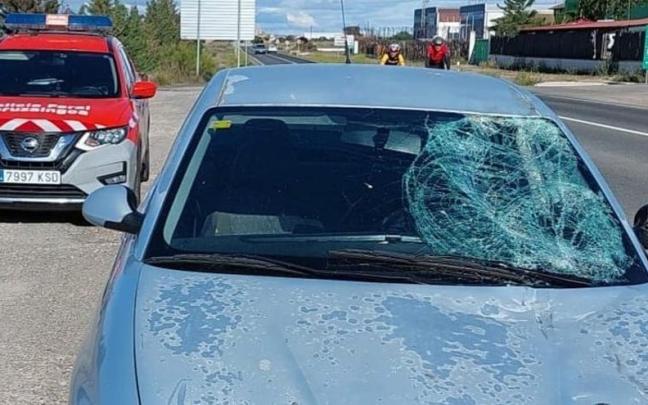 Daños en la luna delantera del turismo que conducía el autor del triple atropello de Cadreita. Daños en la luna delantera del turismo que conducía el autor del triple atropello de Cadreita.
