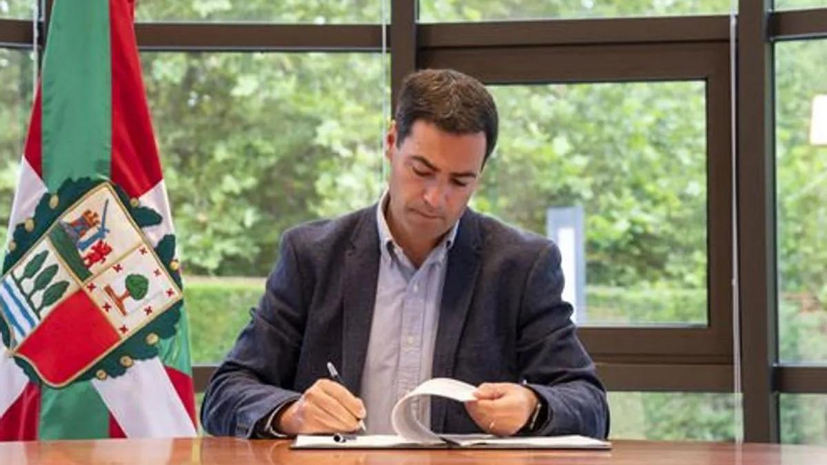 Imanol Pradales firma el decreto de áreas de su Gobierno