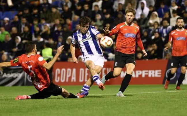 Pablo Marín ensaya el disparo durante la primera ronda copera, en Alicante contra el Jove Español. / EFE