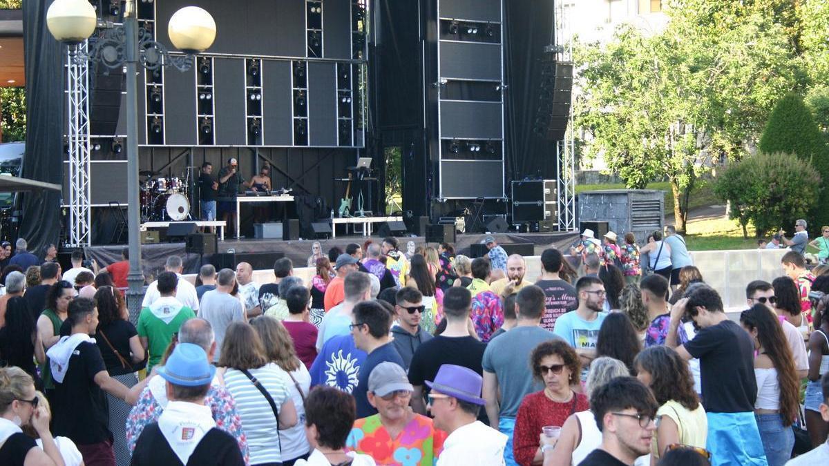 Fiesta remember en la plaza Andatza