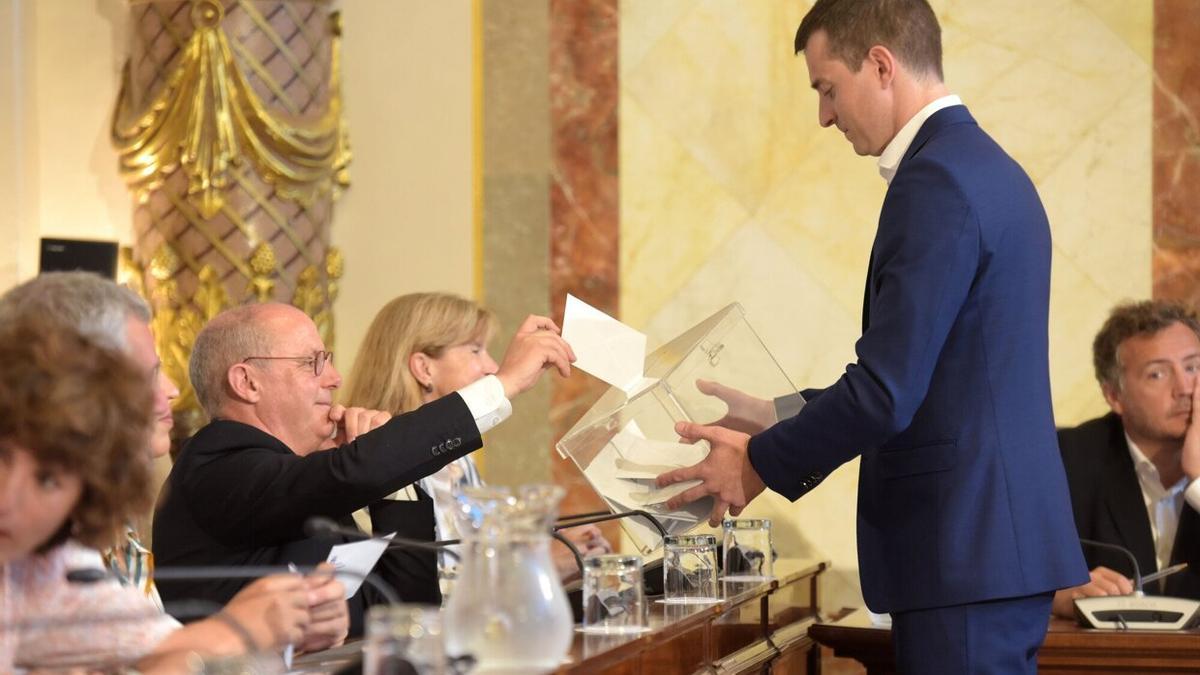 Juan Karlos Izagirre mete su papeleta en la urna para votarse a sí mismo.