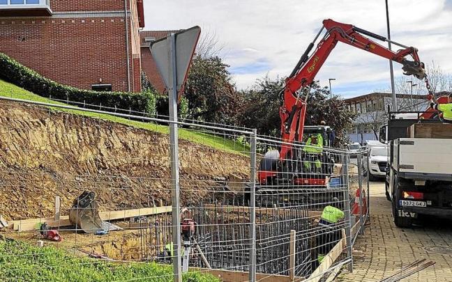 Las máquinas están preparando el terreno para la materialización del proyecto. | FOTO: UDALA Las máquinas están preparando el terreno para la materialización del proyecto. | FOTO: UDALA