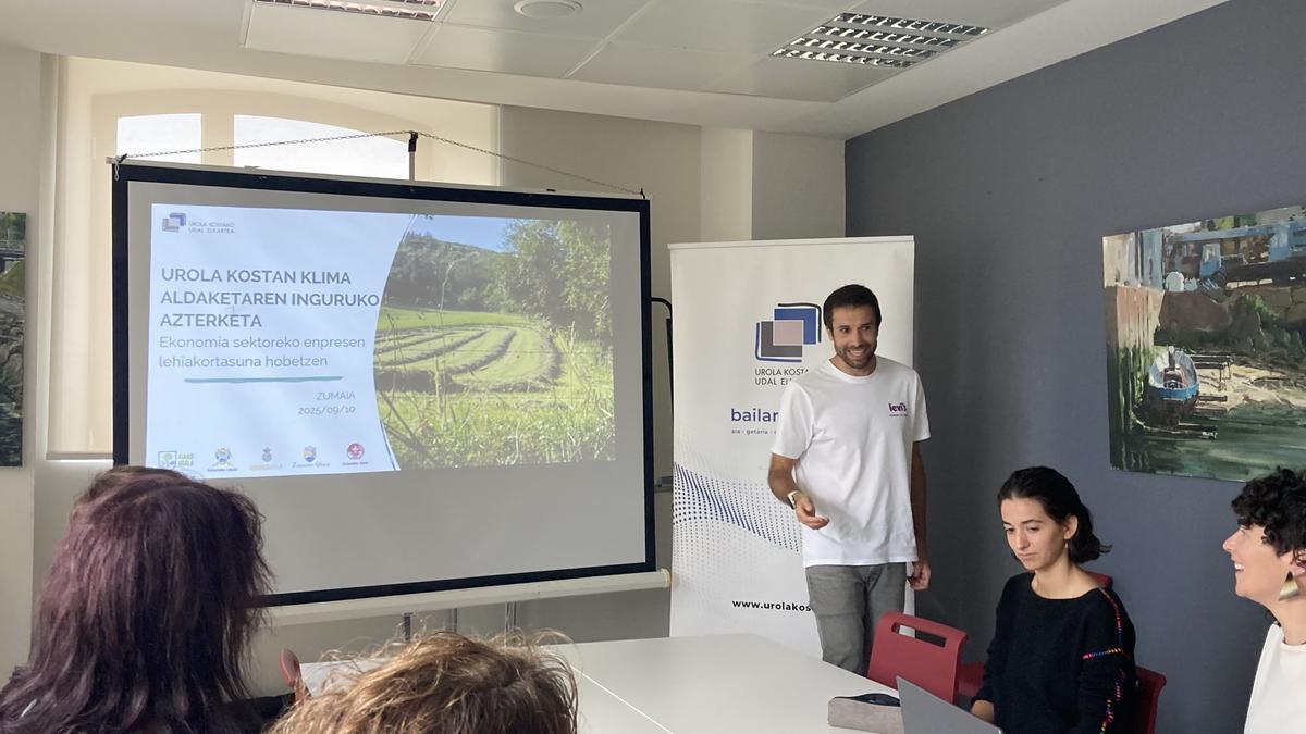 Reunion de Urola Kosta Udal Elkartea analizando los efectos del cambio climático en la comarca.