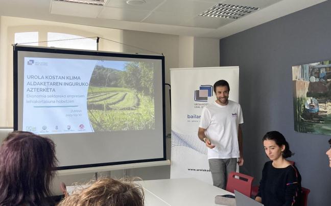 Reunion de Urola Kosta Udal Elkartea analizando los efectos del cambio climático en la comarca.