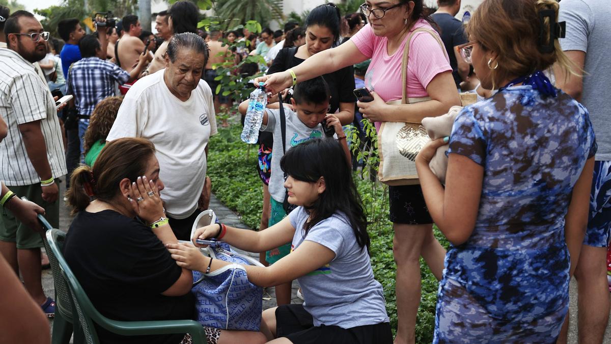 Una mujer es atendida tras el terremoto en México.
