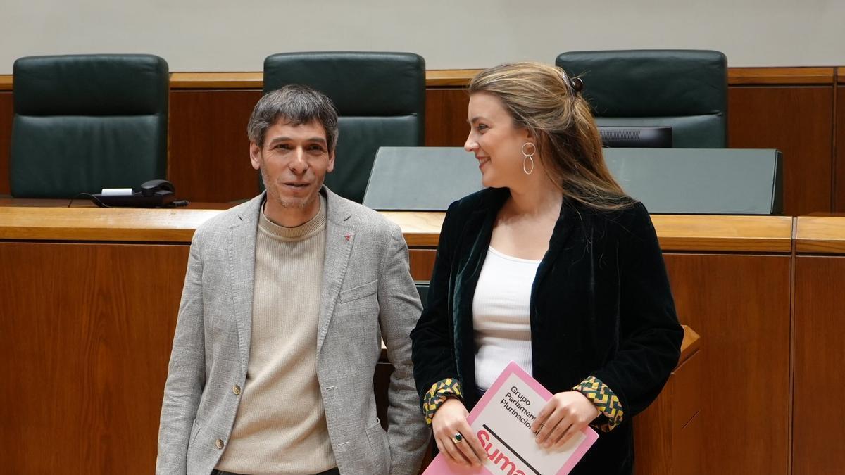 El parlamentario de Sumar, Jon Hernández, junto a Alba García en el Parlamento Vasco.