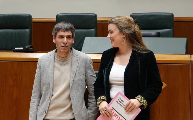 El parlamentario de Sumar, Jon Hernández, junto a Alba García en el Parlamento Vasco.