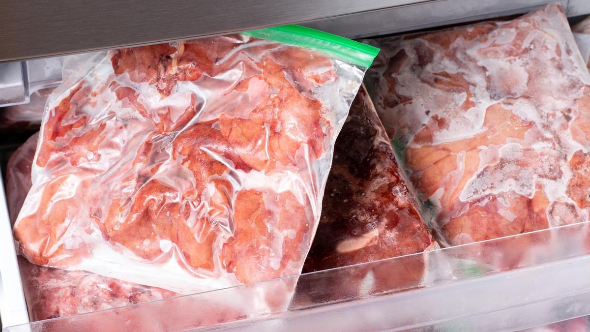 Congelador lleno de bolsas de carne.