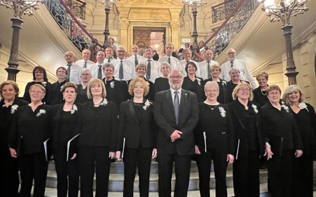 Los y las integrantes del coro Betiko Ametsa, que el sábado actuará en la Iglesia del Juncal bajo la dirección de Leticia Vergara.