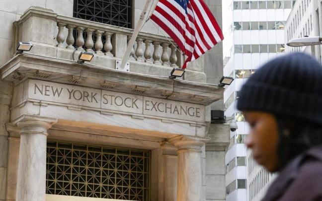 Una mujer pasea ante el edificio de la Bolsa de Nueva York. / EFE Una mujer pasea ante el edificio de la Bolsa de Nueva York.