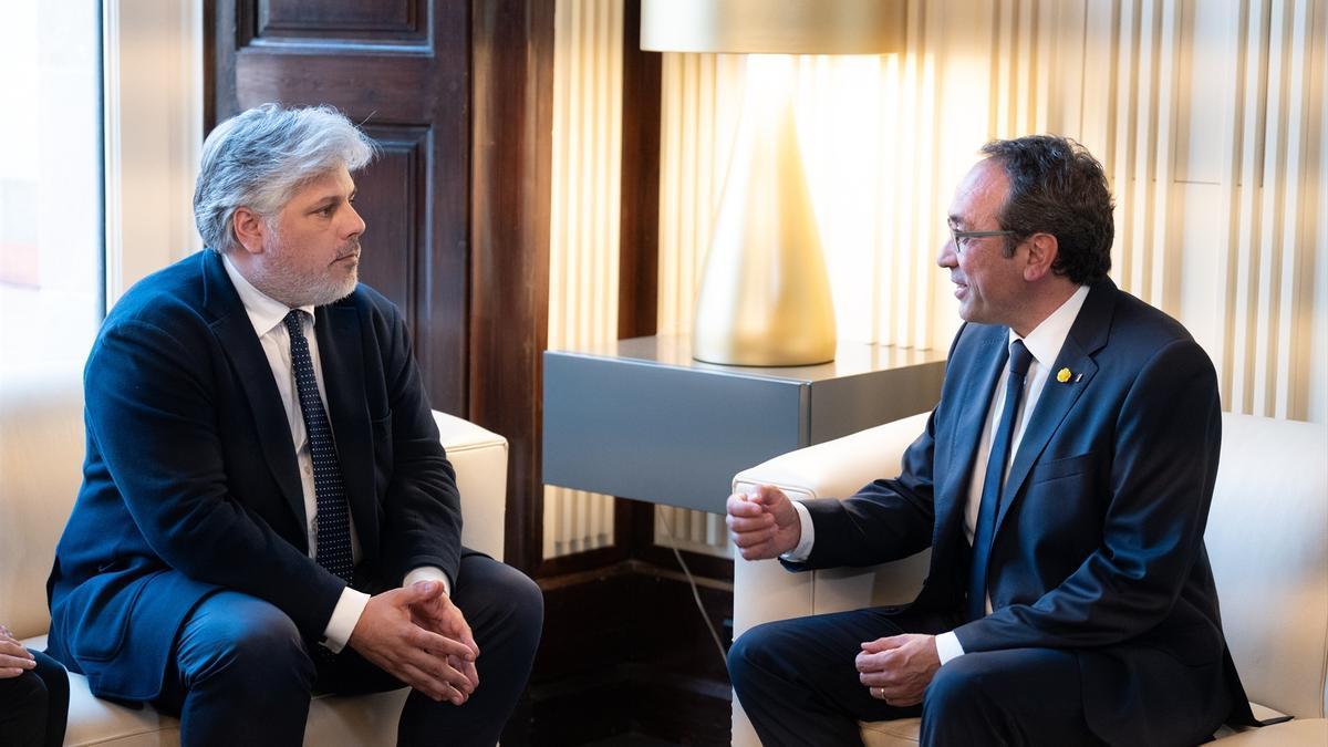 El presidente de Junts en el Parlament, Albert Batet, junto a Josep Rull.