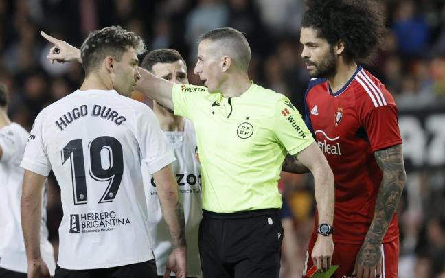 El colegiado Iglesias Villanueva tras mostrar tarjeta amarilla al delantero del Valencia, Hugo Duro El colegiado Iglesias Villanueva tras mostrar tarjeta amarilla al delantero del Valencia, Hugo Duro