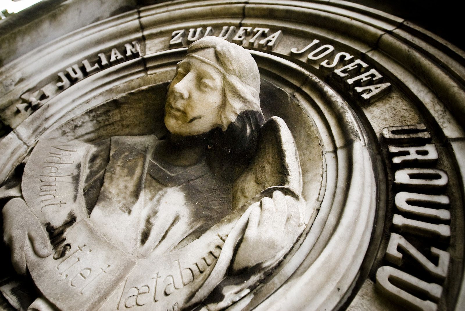 Detalle del ángel en el panteón de Julián Zulueta.
