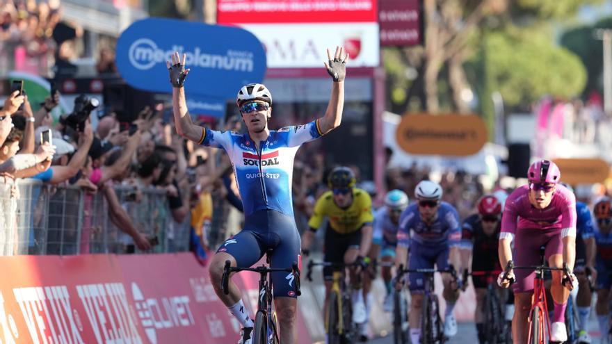 Merlier, vencedor de la última etapa por delante de Milan.
