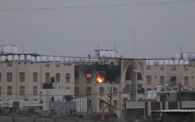 Un edificio en llamas en Gaza tras un ataque israelí