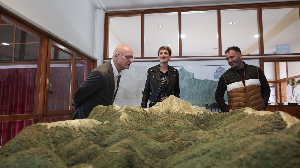 María Chivite, junto al consejero de Cohesión Territorial, Bernardo Ciriza, y el alcalde de Ezcároz, Pablo Miqueleiz.