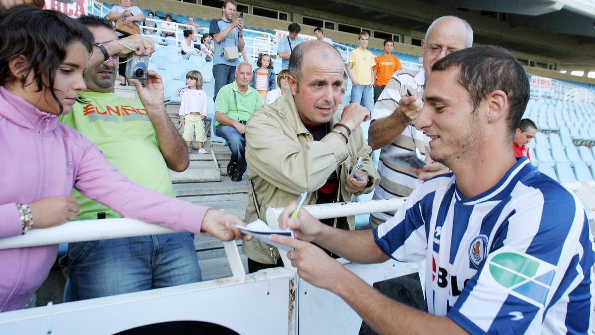 Delibasic firma autógrafos a los aficionados en su etapa en la Real Sociedad.