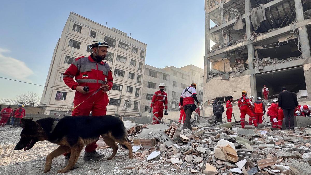 Trabajadores de la Media Luna Roja iraní, tras un ataque en Teherán.