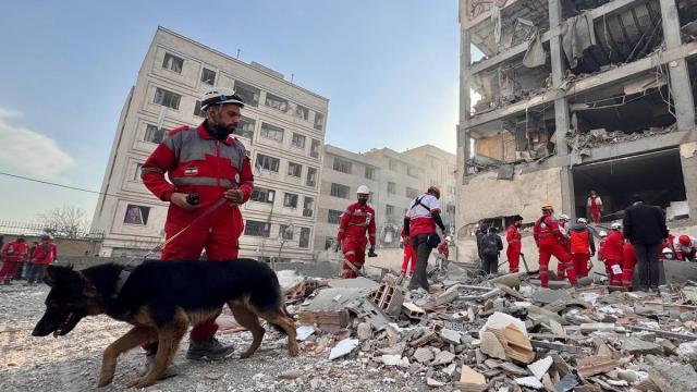 Trabajadores de la Media Luna Roja iraní, tras un ataque en Teherán.