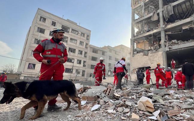 Trabajadores de la Media Luna Roja iraní, tras un ataque en Teherán.