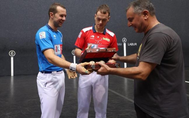 Aitor Elordi y Unai Laso, en una elección de material.