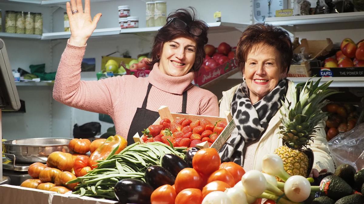 Amaia Mendikute y su madre, Juani, se muestran muy agradecidas a sus clientes por todos estos años de confianza cuando queda menos de una semana para cerrar el último puesto de la Plaza del Mercado.