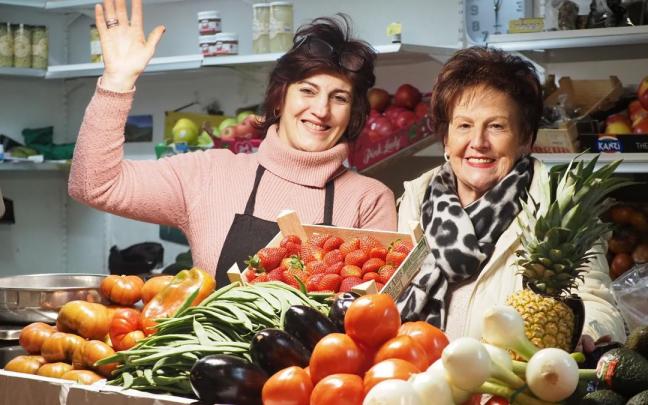 Amaia Mendikute y su madre, Juani, se muestran muy agradecidas a sus clientes por todos estos años de confianza cuando queda menos de una semana para cerrar el último puesto de la Plaza del Mercado.