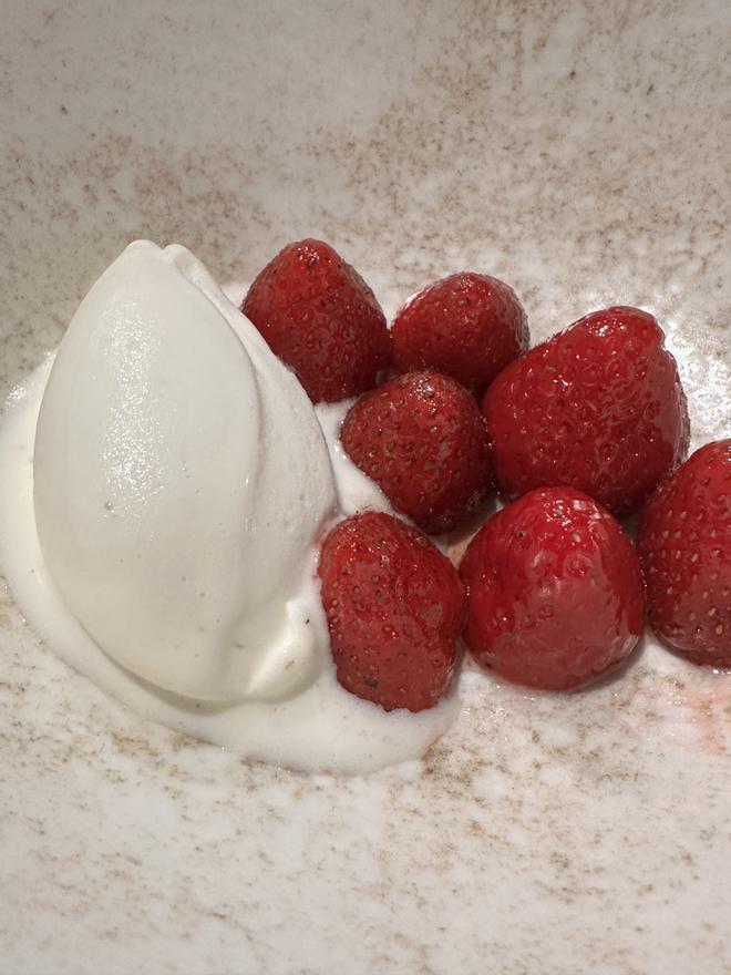 Fresas a la brasa con helado de hierbaluisa.