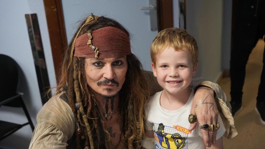 Depp sorprende a los niños del Hospital de Donostia como Jack Sparrow