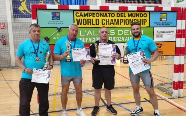 Pedro García Ruiz, José Manuel Santos Campoy, José Carlos Ramos Martínez y Daniel Vladimir Román posan con sus respectivos trofeos en el polideportivo de Alfaz del Pi. Pedro García Ruiz, José Manuel Santos Campoy, José Carlos Ramos Martínez y Daniel Vladimir Román posan con sus respectivos trofeos en el polideportivo de Alfaz del Pi.