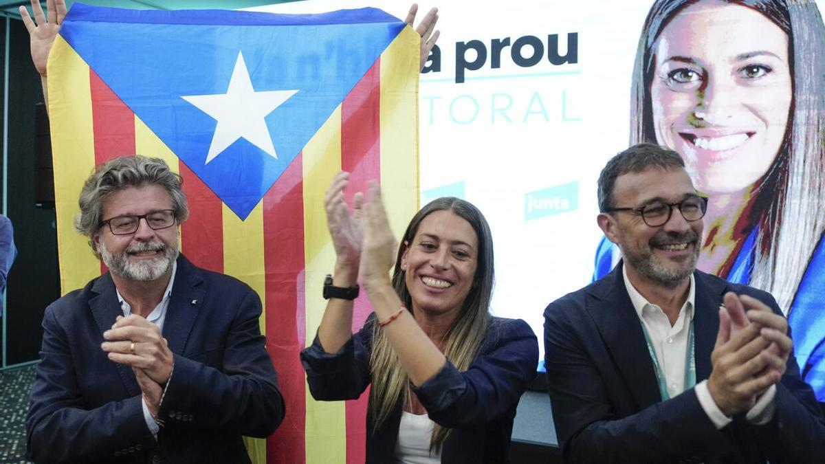 La cabeza de lista de Junts, Miriam Nogueras (c), acompañada del vicepresidente del partido, Josep Rius (d), y el candidato al Senado, Antoni Castella (i), tras comparecer para valorar los resultados electorales de las elecciones generales que se han