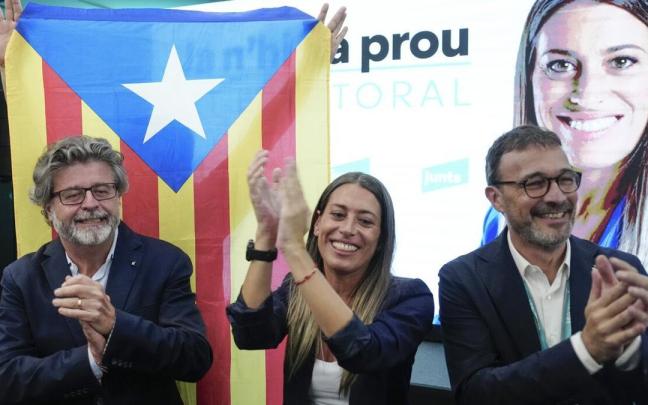La cabeza de lista de Junts, Miriam Nogueras (c), acompañada del vicepresidente del partido, Josep Rius (d), y el candidato al Senado, Antoni Castella (i), tras comparecer para valorar los resultados electorales de las elecciones generales que se han