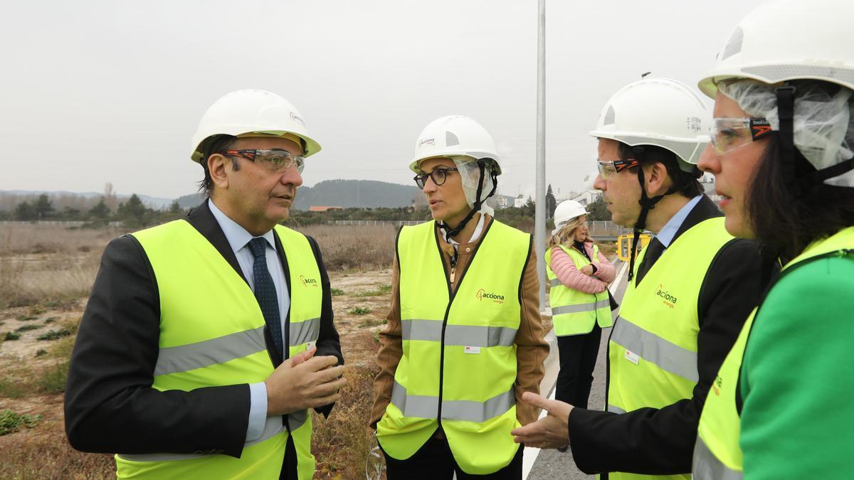 María Chivite, junto al consejero de Desarrollo Económico y el CEO de Acciona Energía