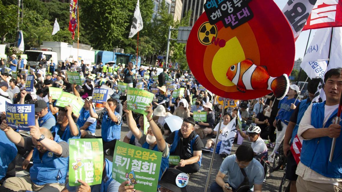Protesta en Seúl, Corea del Sur, contra el vertido de agua de la central nuclear de Fukushima, en Japón.