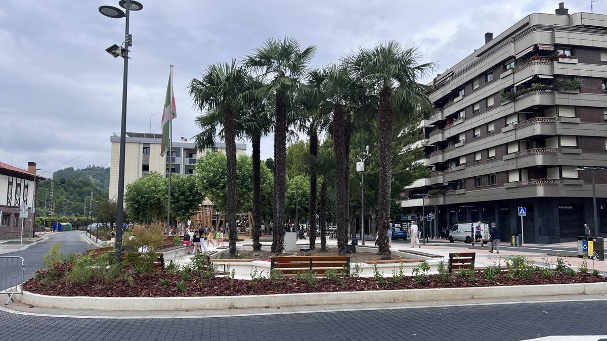 La reformada plaza Barrendain de Beasain.