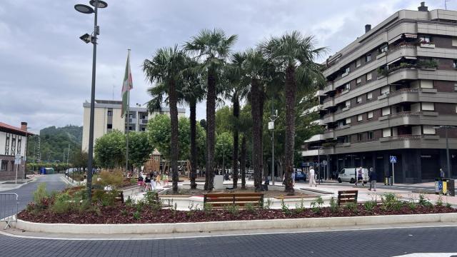 La reformada plaza Barrendain de Beasain.