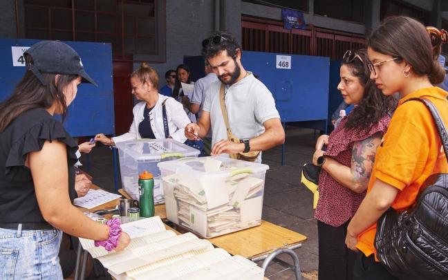 La izquierdista Jara y el ultraderechista Kast irán a la segunda vuelta de las presidenciales en Chile.