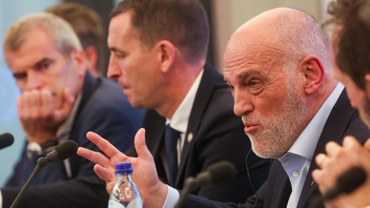 Tebas interviene en la rueda de prensa ofrecida por las ligas europeas de fútbol para dar a conocer la denuncia.