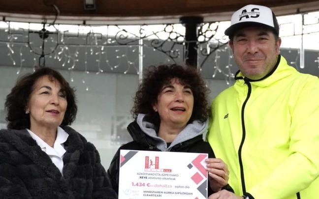 Entrega del talon solidario a la Asociacion contra el Cáncer de Gipuzkoa.