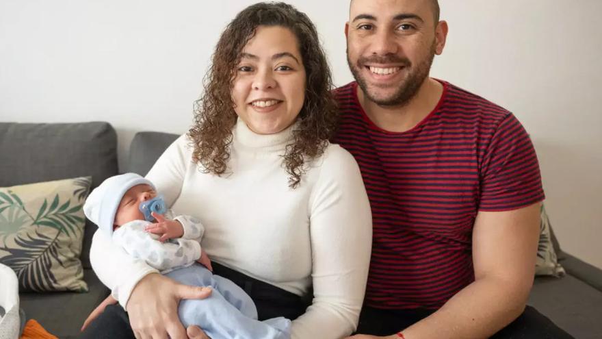 Imagen de los padres con el bebé nacido en el Clínic de Barcelona.