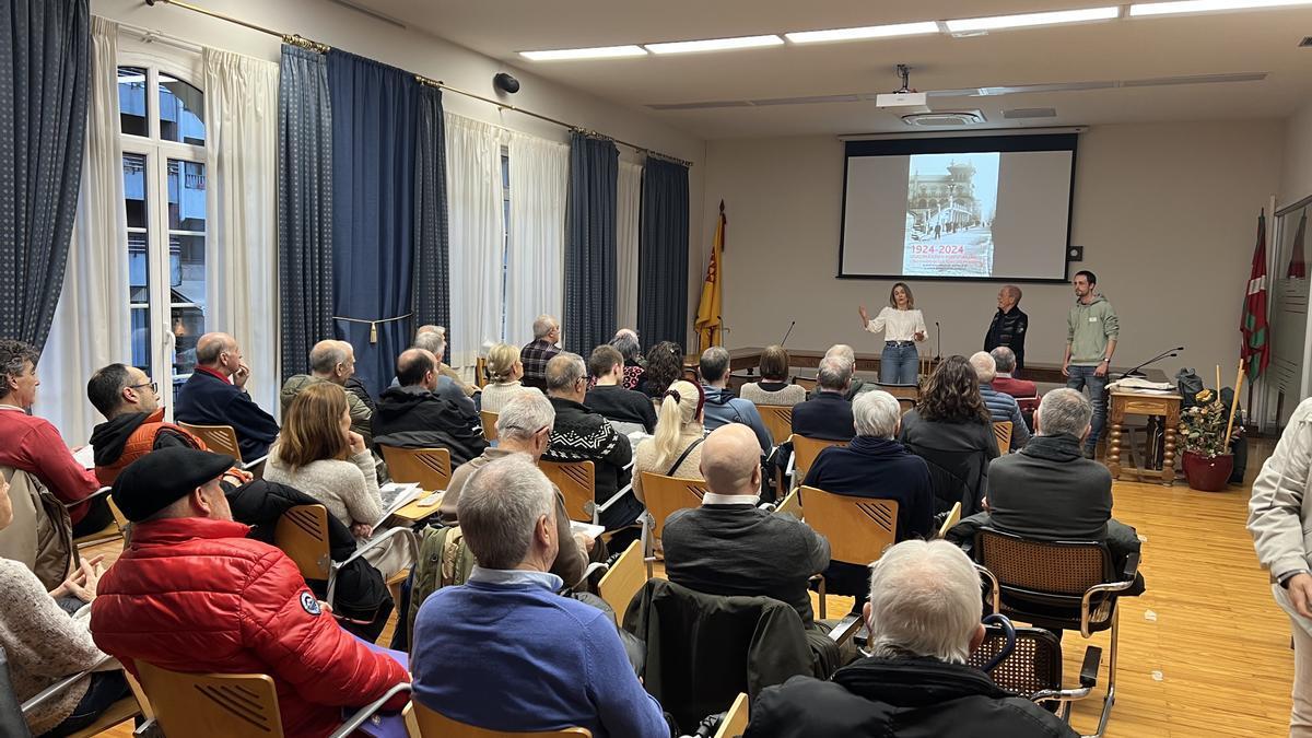 Presentación del libro escrito por los beasaindarras Juantxo Unanua y Xabier Garmendia