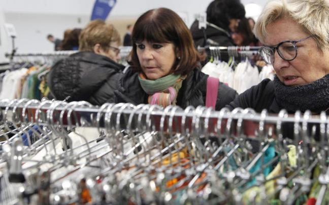 Hainbat emakume arropa eta osagarriak erosten