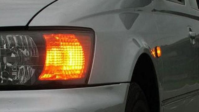 Un coche con el intermitente accionado. / Wikipedia Un coche con el intermitente accionado.